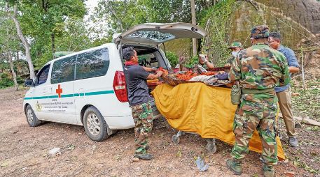 Soldados camboyanos transportan el cuerpo de una víctima de una pagoda dañada por la artillería tailandesa en la provincia de Oddar Meanchey, ayer 25 de julio. AFP
