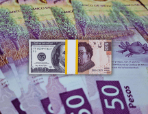 Al menudeo, el dólar terminó ayer en 19.01 pesos a la venta en las ventanillas de las sucursales de Banamex, 20 centavos por debajo del cierre de la semana pasada. ESPECIAL / CANVA