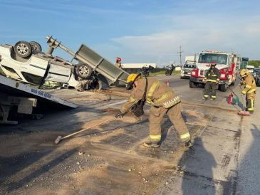 Elementos de Protección y Civil y Bomberos del municipio atendieron una volcadura al ingreso de Puerto Vallarta. ESPECIAL / FACEBOOK Protección Civil y Bomberos Puerto Vallarta