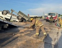 Elementos de Protección y Civil y Bomberos del municipio atendieron una volcadura al ingreso de Puerto Vallarta. ESPECIAL / FACEBOOK Protección Civil y Bomberos Puerto Vallarta