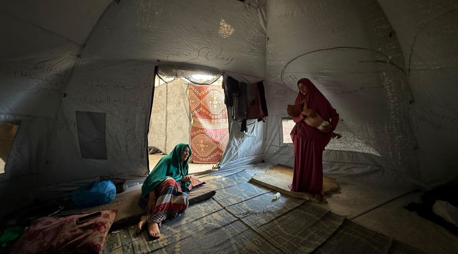 El pequeño gazatí Mohamed Motawaq, de tan solo 18 meses, de cuerpo esquelético, pasa los días en Gaza en brazos de su madre, Hidaya, una mujer viuda, de 30 años, sin apenas leche y otros productos básicos por las restricciones que Israel. EFE/ A. Awad