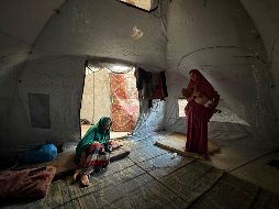 El pequeño gazatí Mohamed Motawaq, de tan solo 18 meses, de cuerpo esquelético, pasa los días en Gaza en brazos de su madre, Hidaya, una mujer viuda, de 30 años, sin apenas leche y otros productos básicos por las restricciones que Israel. EFE/ A. Awad