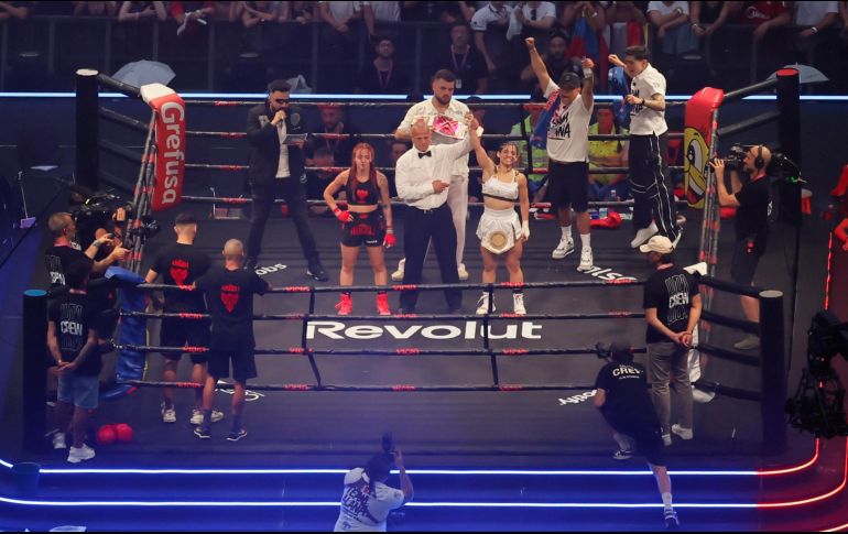 Las creadoras de contenido Alana y Ari Geli en su pelea este sábado, durante la Velada de laño V organizada por el creador de contenido Ibai Llanos, en el Estadio La Cartuja de Sevilla. EFE.