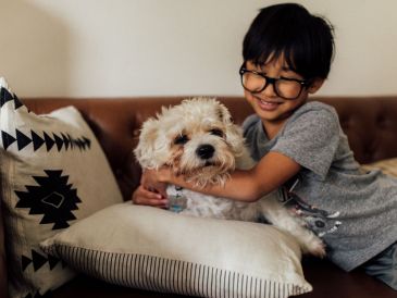 Entender por qué lo hace puede ayudarte a fortalecer aún más ese lazo tan especial. Y aunque es normal, también es importante enseñarle a estar tranquilo cuando no estás presente, para garantizar su bienestar emocional. CANVA