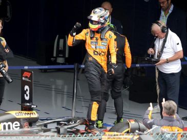 La competencia inició con una hora y 20 minutos de retraso debido a la intensa lluvia que azotó la región de las Ardenas. EFE/O. MATTHYS