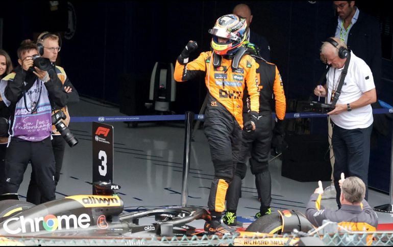 La competencia inició con una hora y 20 minutos de retraso debido a la intensa lluvia que azotó la región de las Ardenas. EFE/O. MATTHYS