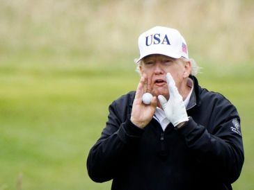 Trump recibe a Von der Leyen en su complejo de golf en Turnberry, en el marco de un viaje personal de cuatro días a Escocia. EFE/EPA/Tolga Akmen