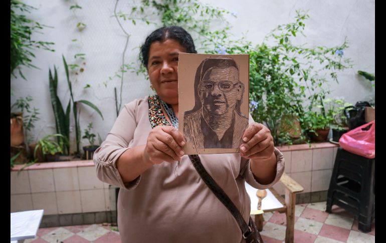 Salomé García, con la imagen de su hijo  Juan Carlos, en el taller de grabado.