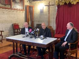 El cardenal José Tolentino, junto a José Francisco Robles Ortega y Carlo María Polvani, hizo un llamado a atender la fragilidad y soledad de los jóvenes ante los retos de la era digital, en el marco de la 28ª Asamblea General de la FIUC en Guadalajara. EL INFORMADOR/ O. GONZÁLEZ.