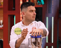 Tras avanzar a la etapa semifinal, el presentador expresó públicamente su incomodidad ante las críticas, especialmente aquellas que sugerían vínculos personales dentro de la empresa televisiva. FACEBOOK/MasterChef México