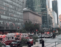 Imágenes difundidas en redes sociales revelan varias decenas de coches de Policía y ambulancias a las afueras del edificio. ESPECIAL