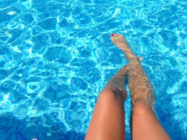 Nadar o estar en contacto con cloro normalmente no causa efectos negativos, a menos que la exposición sea prolongada. Canva