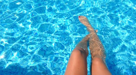 Nadar o estar en contacto con cloro normalmente no causa efectos negativos, a menos que la exposición sea prolongada. Canva