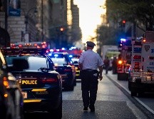 Imágenes difundidas en redes sociales revelan varias decenas de coches de Policía y ambulancias a las afueras del edificio. AP/A. Katsanis