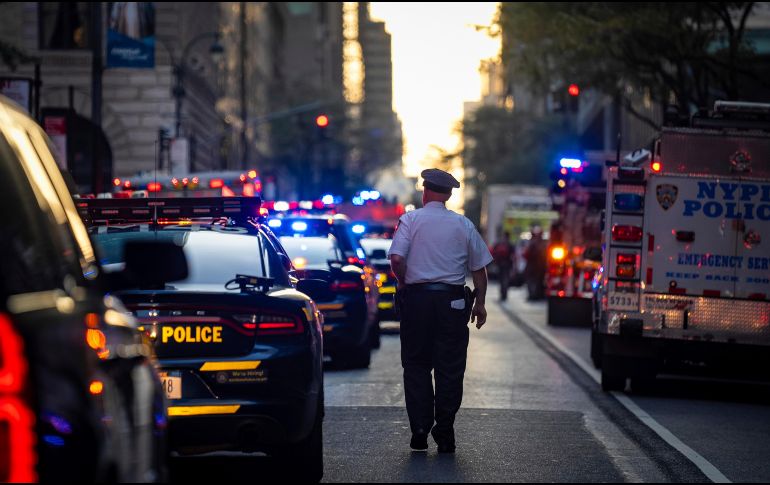 Imágenes difundidas en redes sociales revelan varias decenas de coches de Policía y ambulancias a las afueras del edificio. AP/A. Katsanis