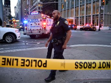 El tiroteo tuvo lugar en un rascacielos que alberga la sede de empresas como el gigante de inversiones Blackstone, la Liga Nacional de Fútbol Americano (NFL, en inglés) y la firma de asesoría contable y financiera KPMG, entre otras. EFE/ L. MITCHELL