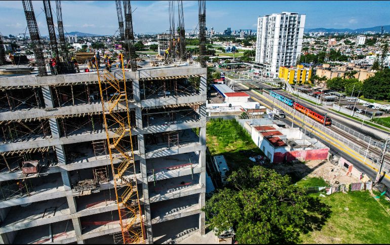 Periférico y Federalismo. Aprovechando la cercanía con estaciones del Tren Ligero y Peribús, este edificio forma parte de los 45 desarrollos habitacionales verticales en proceso de consolidación en la metrópoli, orientados a compactar la ciudad y frenar la expansión hacia zonas sin servicios. EL INFORMADOR/A. Navarro