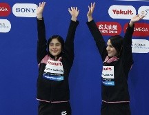 Lía y Mía Cueva celebran una histórica medalla en el Mundial de Singapur 2025, consolidando su ascenso como promesas del clavado mexicano. EFE/ R. YONGRIT.