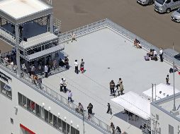 Varias personas se refugian en la azotea de una estación de bomberos en Mukawa, en Hokkaido, en el norte de Japón. AP/Kyodo News