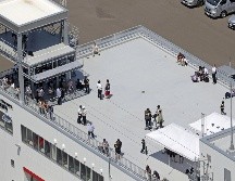 Varias personas se refugian en la azotea de una estación de bomberos en Mukawa, en Hokkaido, en el norte de Japón. AP/Kyodo News