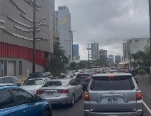 Embotellamiento en las calles de Honolulo, Hawái, después del aviso de evacuación por tsunami. AP