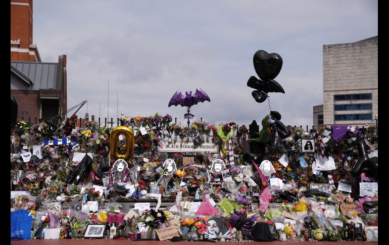 Ofrendas florales colocadas en el banco del puente Black Sabbath en Broad Street. AP /Joe Giddens