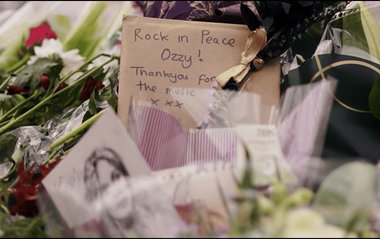 Miles de fanáticos se reunieron en Birmingham para ver una procesión fúnebre por el líder de Black Sabbath. AP / Alberto Pezzali