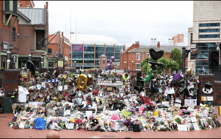 El día de hoy se rindió un tributo multitudinario por la muerte de Ozzy Osbourne. EFE / EPA / ADAM VAUGHAN