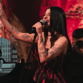 Cazzu celebra el éxito mundial de "Con Otra"; supera a Lady Gaga