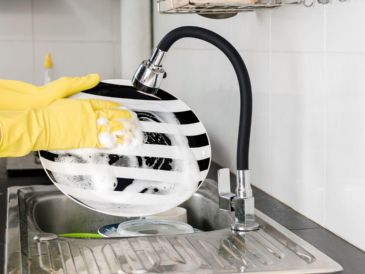 La sal es un mineral utilizado para sazonar comidas, conservar alimentos y preparar remedios naturales. Canva