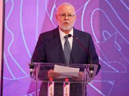 El premio lo recibió Trinidad Padilla López, presidente de la FIL. EL INFORMADOR/H. FIGUEROA