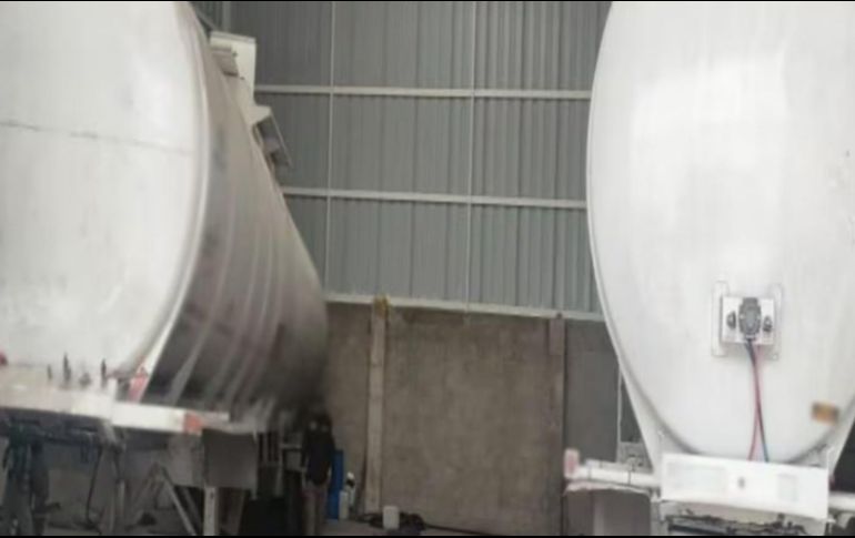 En la intervención, los efectivos localizaron el hidrocarburo, los autotanques y diversos tipos y medidas de mangueras utilizadas para la extracción, los cuales, junto con el inmueble, fueron puestos a disposición del agente del Ministerio Público para las investigaciones. ESPECIAL / FGR