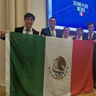 Estudiantes mexicanos triunfan con oro en la Olimpiada Internacional de Economía 2025