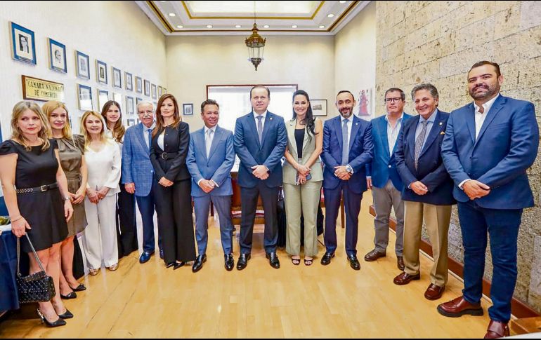 El gobernador Pablo Lemus participó en la ceremonia por el 137 aniversario de la Canaco Guadalajara, donde reconoció a empresarios e instituciones. ESPECIAL