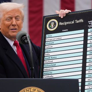 Trump dice que los aranceles están "haciendo a EU grande y rico de nuevo"