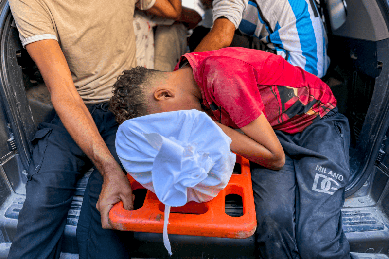  La mayoría de los fallecidos, 60, fueron registrados por el hospital Al Shifa de Ciudad de Gaza, la capital gazatí, tras acudir al cruce de Zikim, en el noroeste del enclave. EFE/ Ahmad Awad