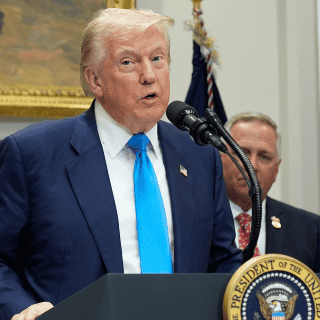 Trump da plazo a farmacéuticas para precios más bajos a nuevos medicamentos