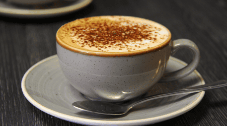 El café con leche puede formar parte de una alimentación saludable si se toma con precauciones y considerando las necesidades individuales. CANVA