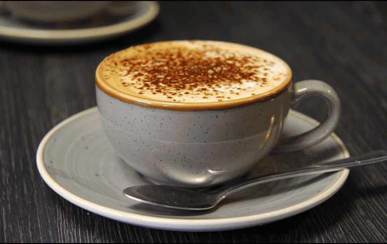 El café con leche puede formar parte de una alimentación saludable si se toma con precauciones y considerando las necesidades individuales. CANVA