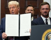 Donald Trump muestra la orden ejecutiva firmada. EFE