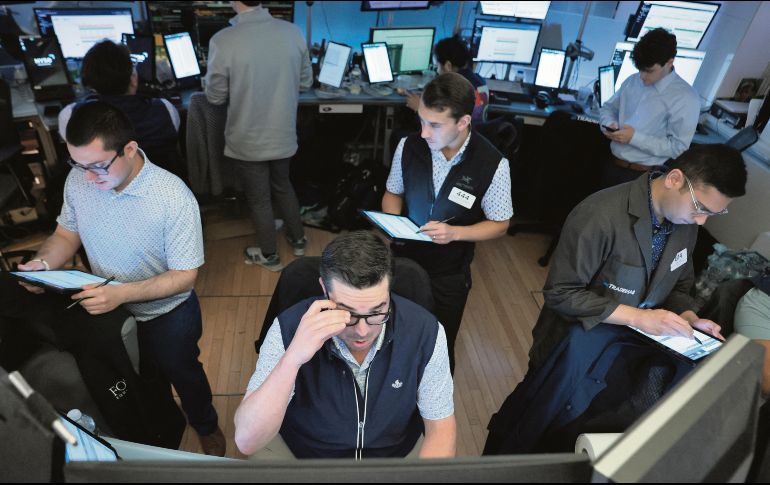 Inversionistas reaccionaron con preocupación ante posibles represalias comerciales y mayor tensión global por los aranceles. AFP
