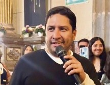 Julión Álvarez. El cantante accedió a interpretar uno de sus temas tras la insistencia de los asistentes a la misa. ESPECIAL
