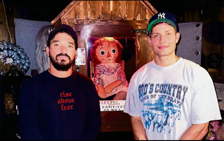 Apoderados. Elton Castee y Matt Rife con la muñeca “Annabelle”. ESPECIAL