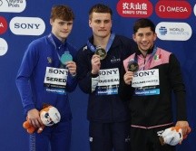 De izquierda a derecha, el clavadista ucraniano Oleksii Sereda (plata), Cassiel Rousseau de Australia (oro), y el mexicano Randal Willars Valdez (bronce). EFE/EPA/Fazry