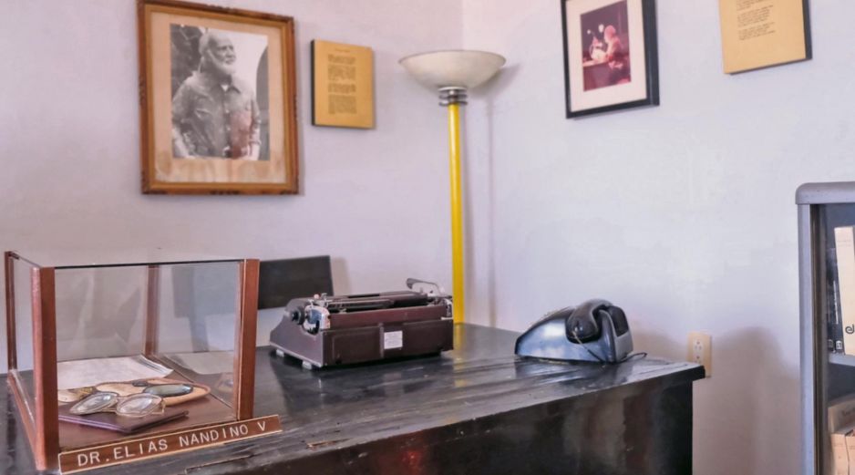 La Biblioteca Elías Nandino exhibe manuscritos, máquinas de escribir y recuerdos de su vida literaria y médica. ESPECIAL