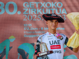 El mexicano Isaac del Toro, en el podio como vencedor del 80 circuito de Getxo-Memorial Hermanos Otxoa. EFE/J. Zorrilla