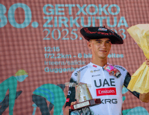 El mexicano Isaac del Toro, en el podio como vencedor del 80 circuito de Getxo-Memorial Hermanos Otxoa. EFE/J. Zorrilla