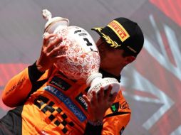 Lando Norris posa en el podio del Gran Premio de Hungría de la Fórmula 1. EFE/EPA/A. Szilagyi