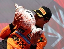 Lando Norris posa en el podio del Gran Premio de Hungría de la Fórmula 1. EFE/EPA/A. Szilagyi