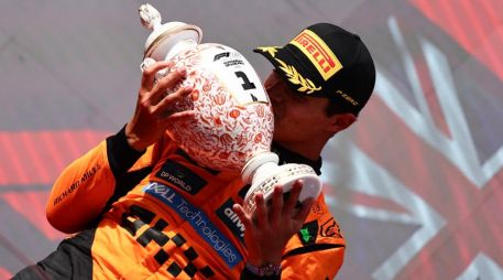Lando Norris posa en el podio del Gran Premio de Hungría de la Fórmula 1. EFE/EPA/A. Szilagyi